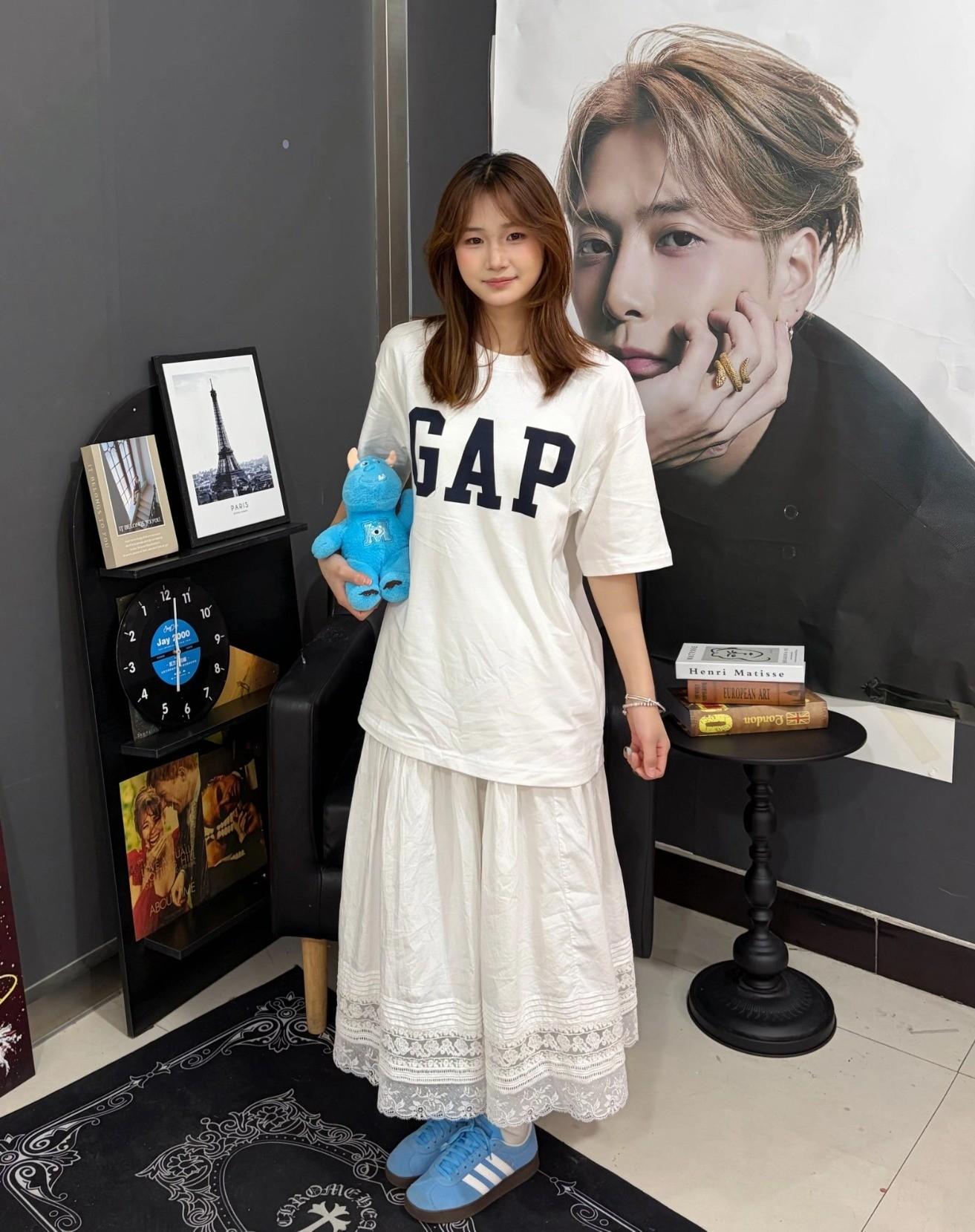 日常通勤的松弛感,被这件GAP T恤拿捏了✨